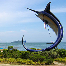 Statue de Marlin sur un rond point en face des îles